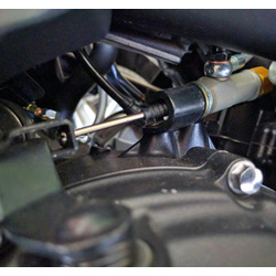 Salve, dovrei installarlo su una suzuki gsxr 1000 k1, come faccio a verificare che la corsa sia sufficiente? l\'attuatore deve essere fissato da qualche parte o va solo nel fermo del filo frizione?
quale deve essere il diametro dello sterzo?