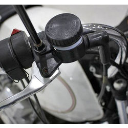 Salve,
Volevo comprarla pee la mia guzzi v35 del \'79 acvensione elettrica..
Ma non vedo l alloggio x la leva del freno anteriore, 
È normale?
Grazie